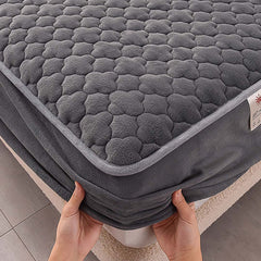 SOGA Grey 153cm Wide Mattress Cover Thick Quilted Fleece Stretchable Clover Design Bed Spread Sheet Protector with Pillow Covers