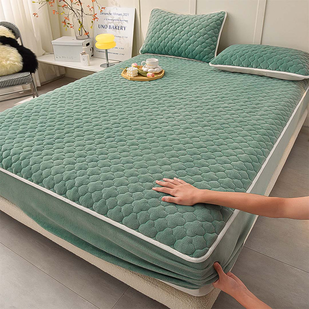 SOGA Green 153cm Wide Mattress Cover Thick Quilted Fleece Stretchable Clover Design Bed Spread Sheet Protector with Pillow Covers