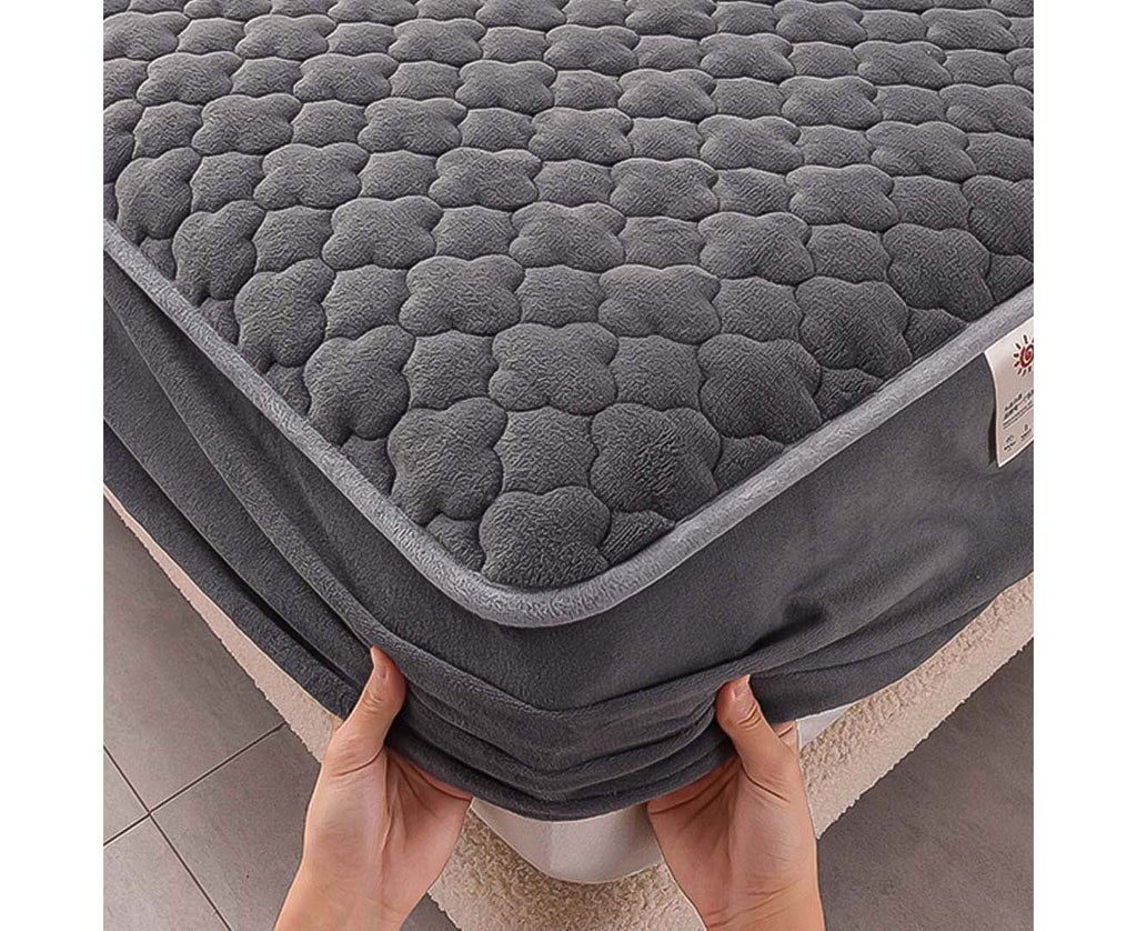 SOGA 2X Grey 153cm Wide Mattress Cover Thick Quilted Fleece Stretchable Clover Design Bed Spread Sheet Protector with Pillow Covers