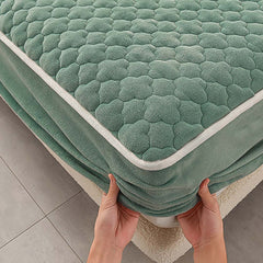 SOGA Green 183cm Wide Mattress Cover Thick Quilted Fleece Stretchable Clover Design Bed Spread Sheet Protector with Pillow Covers